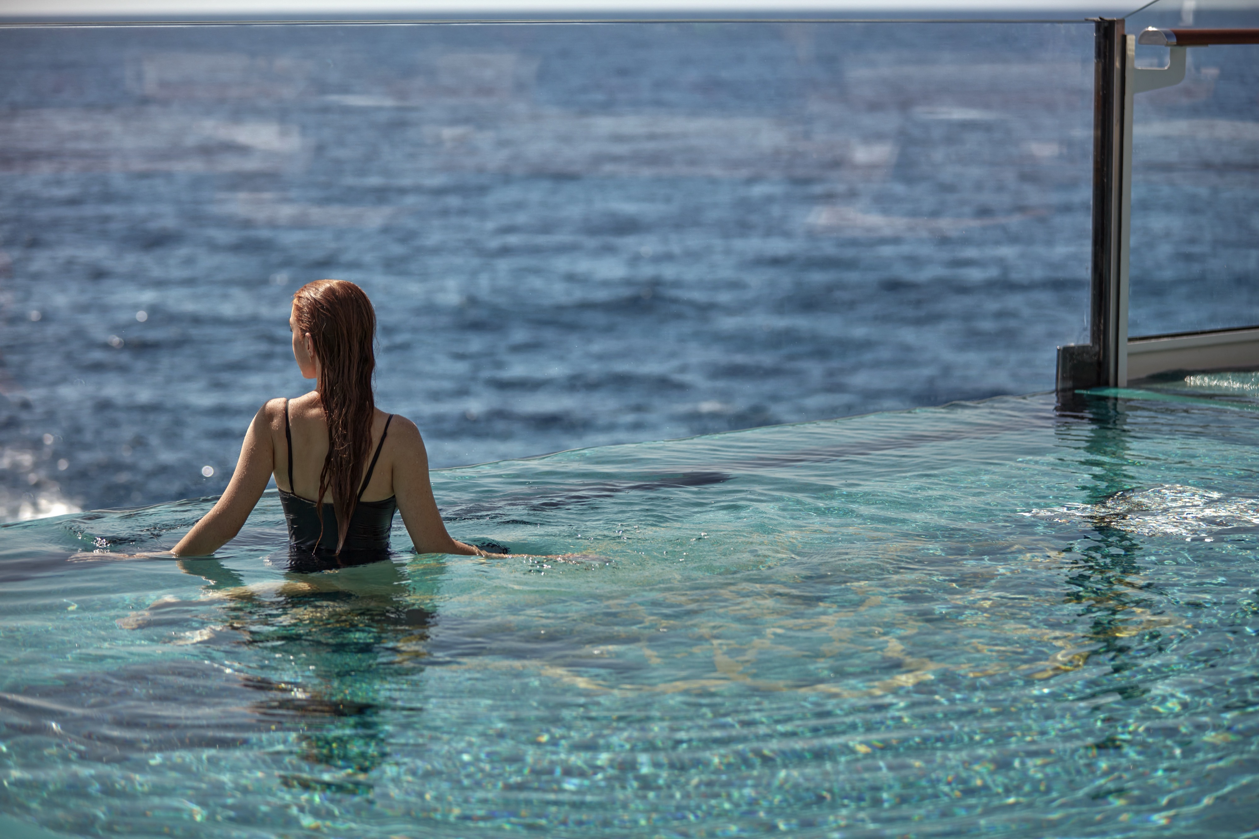 EXPLORA II - Astern Pool & Bar